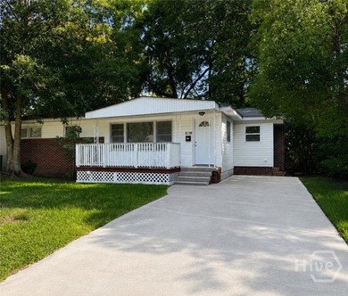 This charming home shines with new carpet, new LVP flooring, and - photo 2