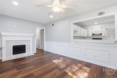 This charming home shines with new carpet, new LVP flooring, and - photo 5