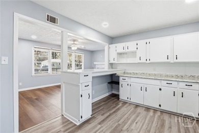 This charming home shines with new carpet, new LVP flooring, and - photo 7