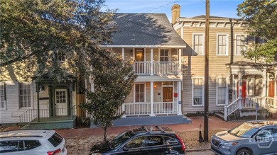 Exceptional live-in investment opportunity in the heart of - photo 2