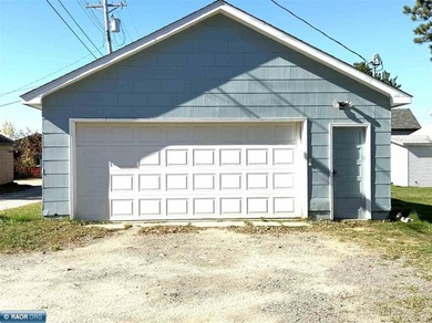 Check out this spacious 3+ bedroom, 2-bath home just minutes - photo 4