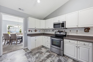 This beautiful three bedroom, two bathroom has vaulted ceilings - photo 11