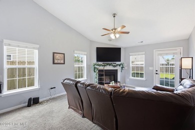 This beautiful three bedroom, two bathroom has vaulted ceilings - photo 12