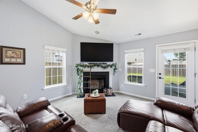 This beautiful three bedroom, two bathroom has vaulted ceilings - photo 14