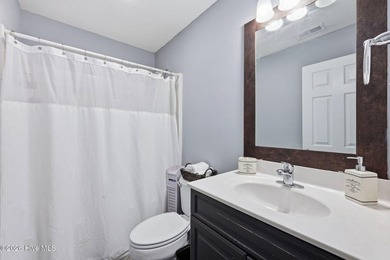 This beautiful three bedroom, two bathroom has vaulted ceilings - photo 18