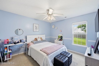 This beautiful three bedroom, two bathroom has vaulted ceilings - photo 19
