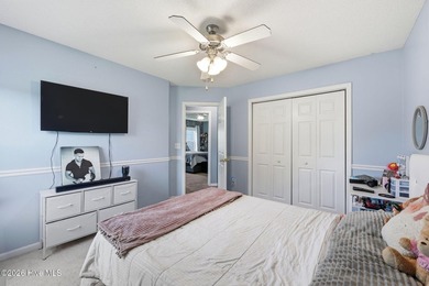 This beautiful three bedroom, two bathroom has vaulted ceilings - photo 20