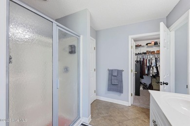 This beautiful three bedroom, two bathroom has vaulted ceilings - photo 28