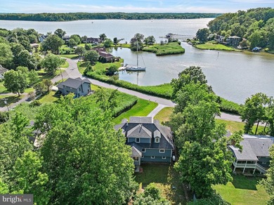 Sunsets, Water Views & Effortless Coastal Living in Hillsmere - photo 2
