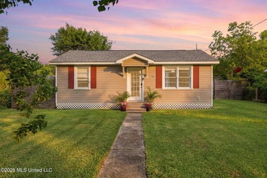 This charming, affordable two bedroom cottage brings easy living - photo 1