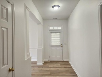 Charminig 3 bedroom / 2.5 bathroom traditional styled home is - photo 5