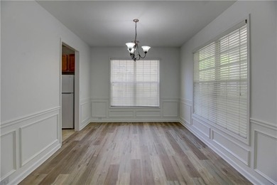 Charminig 3 bedroom / 2.5 bathroom traditional styled home is - photo 7