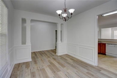 Charminig 3 bedroom / 2.5 bathroom traditional styled home is - photo 8