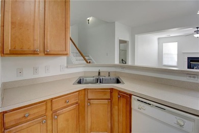 Charminig 3 bedroom / 2.5 bathroom traditional styled home is - photo 10
