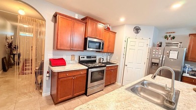Welcome to this very well kept four-bedroom, two-bathroom - photo 6