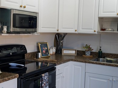 Welcome to this waterfront single-story residence in the Kenwood - photo 9