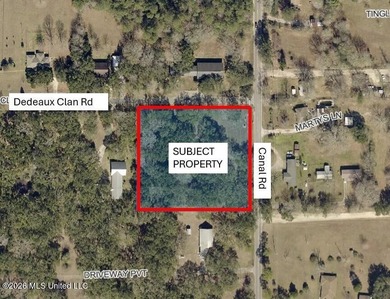 Tucked beneath beautiful mature live oaks, this 2.3-acre corner - photo 1