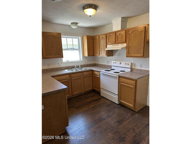 Welcome home to this cozy 3 bedroom, 1 bath property featuring a - photo 3