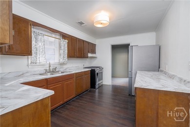 3-bedroom, 2-bath bungalow in the heart of Savannah, just - photo 8