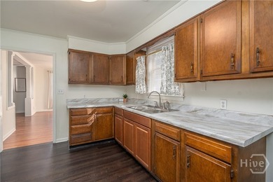 3-bedroom, 2-bath bungalow in the heart of Savannah, just - photo 10