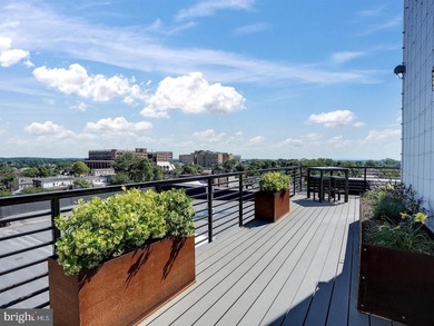 Bright & sunny 2 bedroom, 2 bath unit in move in condition with - photo 33