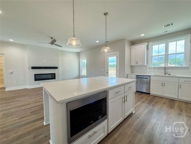 The charming Caitlin Coastal Cottage offers 3 bedrooms and 2 - photo 9
