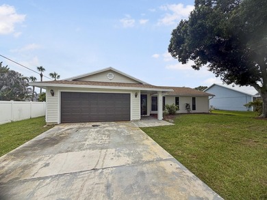 2305 SW Fern Cir is a one-story Port Saint Lucie home with a - photo 1