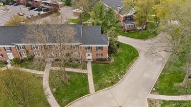 Welcome to this desirable end-unit condo in Bloomfield Hills - photo 2