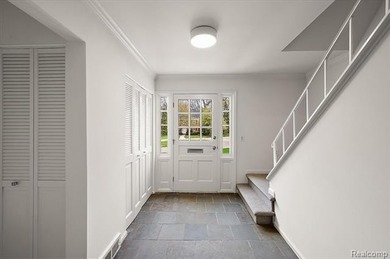 Welcome to this desirable end-unit condo in Bloomfield Hills - photo 4