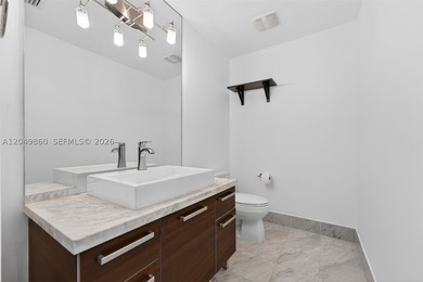 Spectacular loft with stunning urban views in a prime Downtown - photo 6