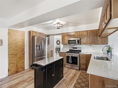 Welcome to this 3 bedroom colonial in beautiful Highland Hills - photo 4