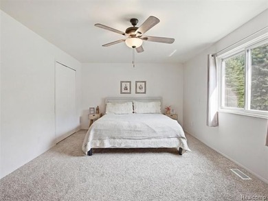 Welcome to this 3 bedroom colonial in beautiful Highland Hills - photo 7