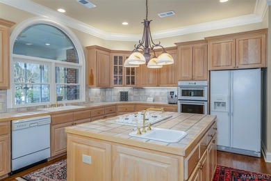Welcome to refined living on the Wynlakes Golf Course. Situated - photo 17