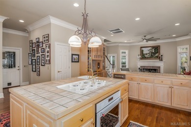 Welcome to refined living on the Wynlakes Golf Course. Situated - photo 19