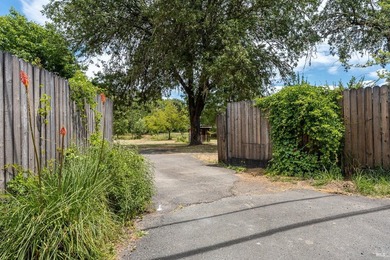 Country living at this charming ranch-style property set on - photo 2