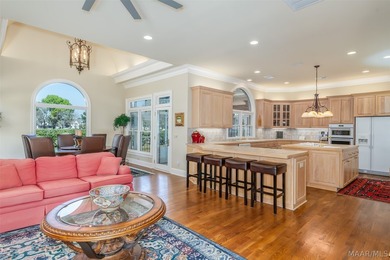 Welcome to refined living on the Wynlakes Golf Course. Situated - photo 25