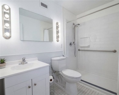 MOVE RIGHT INTO THIS SPARKLING UNIT LOCATED ON THE PENTHOUSE - photo 30