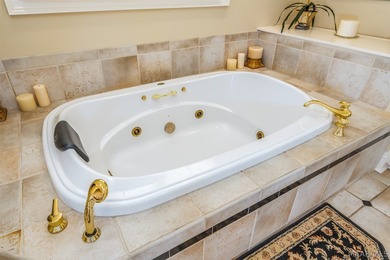Welcome to refined living on the Wynlakes Golf Course. Situated - photo 39