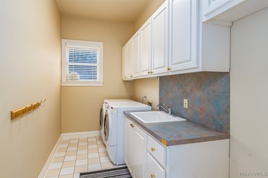 Welcome to refined living on the Wynlakes Golf Course. Situated - photo 41