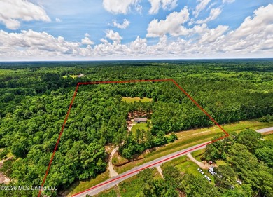Escape to your own private outdoor paradise with this 3-bedroom - photo 3