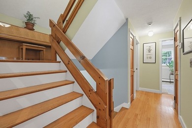 Sun-drenched 4-bed, 2.5 bath, 3-story Raised Cape in a private - photo 4