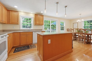 Sun-drenched 4-bed, 2.5 bath, 3-story Raised Cape in a private - photo 6