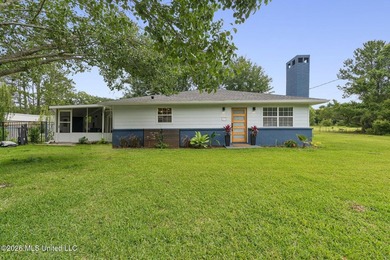 Bright, low-maintenance coastal cottage with an attached guest - photo 1