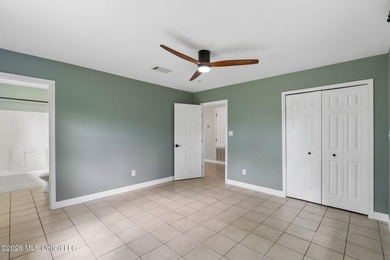 Bright, low-maintenance coastal cottage with an attached guest - photo 10