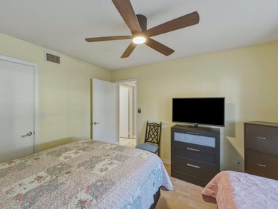 Great 1.444 sf unit on first floor 2/2 plus a bonus room, that - photo 21