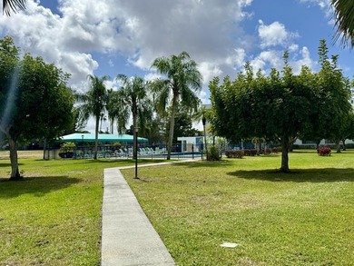 Great 1.444 sf unit on first floor 2/2 plus a bonus room, that - photo 33