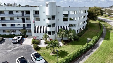 Great 1.444 sf unit on first floor 2/2 plus a bonus room, that - photo 46
