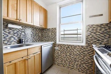 Sun-Filled 1-Bedroom + Office Corner Unit in Forest Hills Bright - photo 2