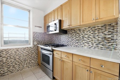 Sun-Filled 1-Bedroom + Office Corner Unit in Forest Hills Bright - photo 4