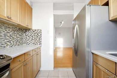 Sun-Filled 1-Bedroom + Office Corner Unit in Forest Hills Bright - photo 5